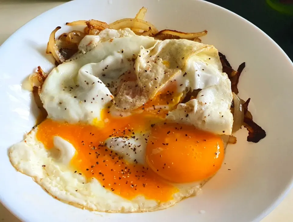 Sautéed onions with mozzarella cheese with over easy eggs ⚘️💕🤗😘😘😘 butter day💕😘|🌷lynnlicious🌷さん