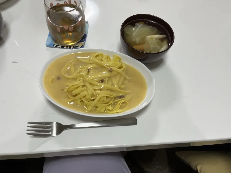 晩御飯☆簡単カルボナーラ（茹でたパスタにレトルトソース）☆コンソメスープ（キャベツ・ウインナー・しめじ）|Saharaさん