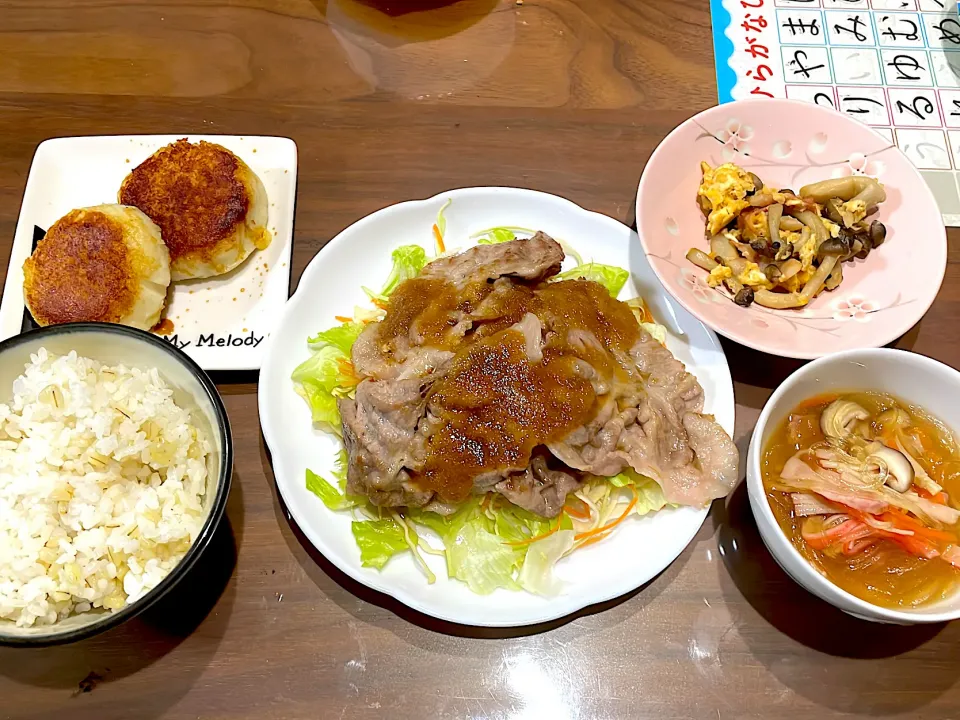 Snapdishの料理写真:オニオンソースの焼きしゃぶサラダ　春雨、レモンスープ　しめじと卵のオイスターソース炒め　チーズ入りいももち|おさむん17さん