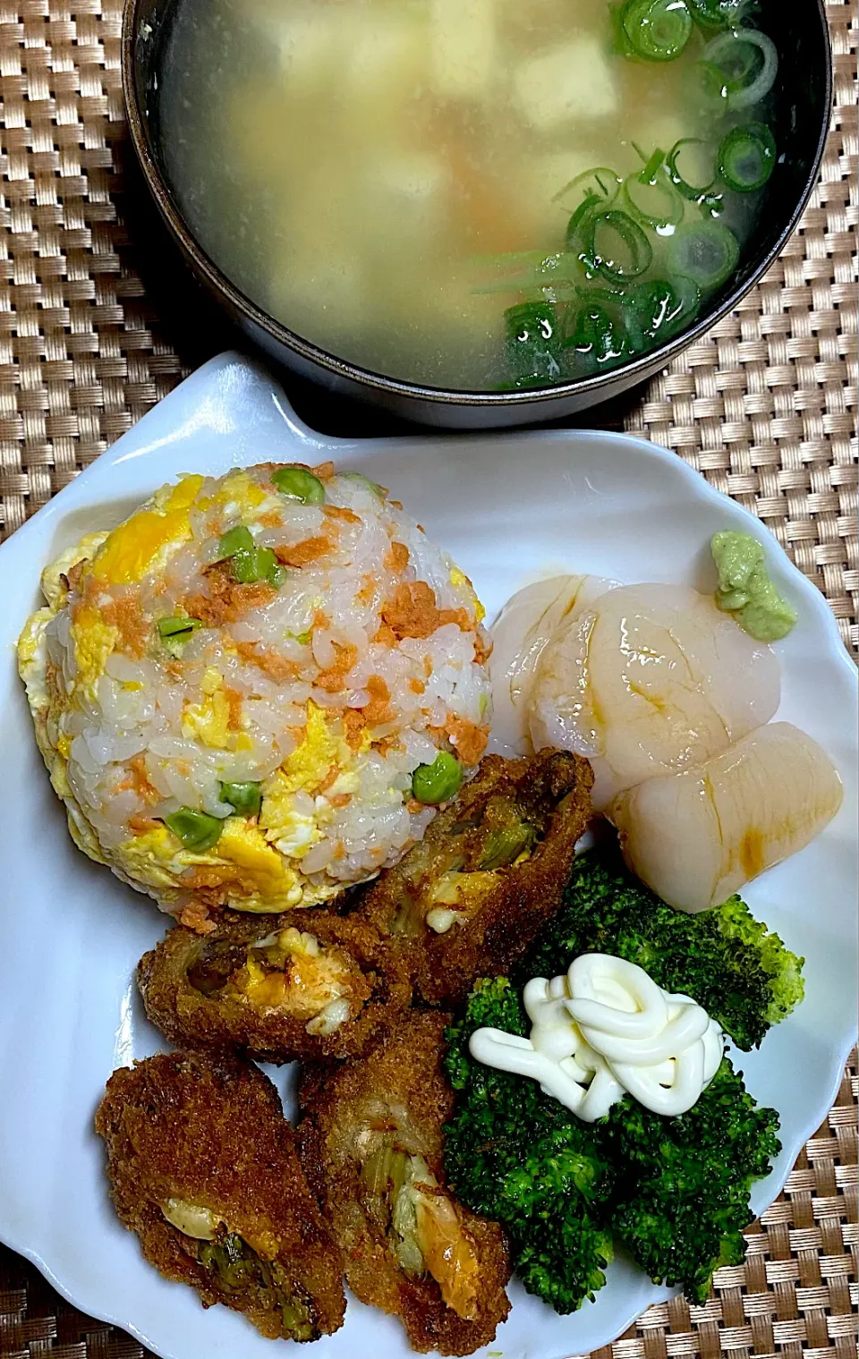 うすいえんどう豆おにぎり🍙定食|すくらんぶるえっぐさん