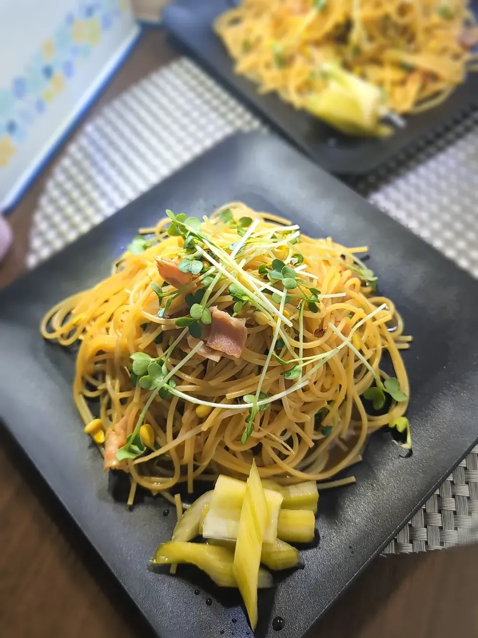 カイワレと豆モヤシとベーコンのパスタ＆セロリの酢漬け|テケテケさん