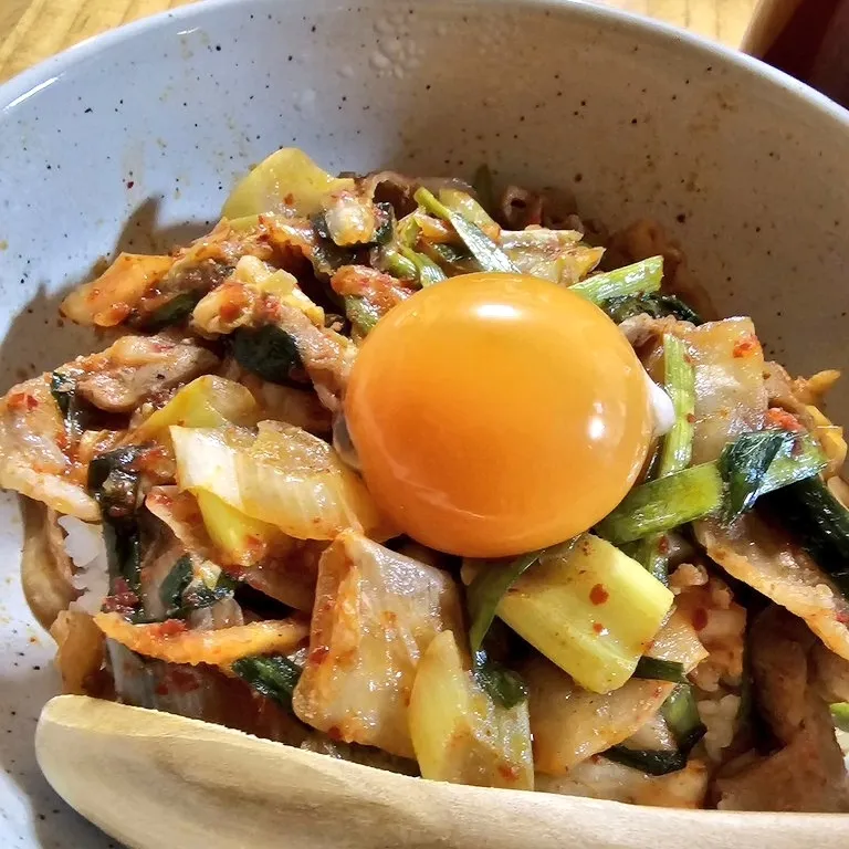 Snapdishの料理写真:ｷﾑﾁ豚丼|みきやんさん