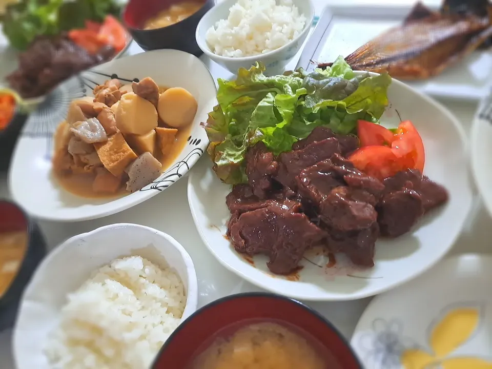 夕食(*ˊ˘ˋ*)
牛ハラミ焼き＆サラダ
煮物(鶏モモ、こんにゃく、厚揚げ、里芋)
アジ塩焼き
キムチ
おみそ汁(玉ねぎ、油揚げ、豆腐)|プリン☆さん