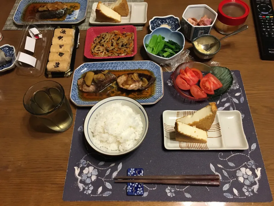 Snapdishの料理写真:ご飯、ぶり照り、豆腐ソテー、トマト、小松菜のお浸し、レンコンのきんぴら、自家製ガリ、沢庵、巻き稲荷寿司、烏龍茶(夕飯)|enarinさん