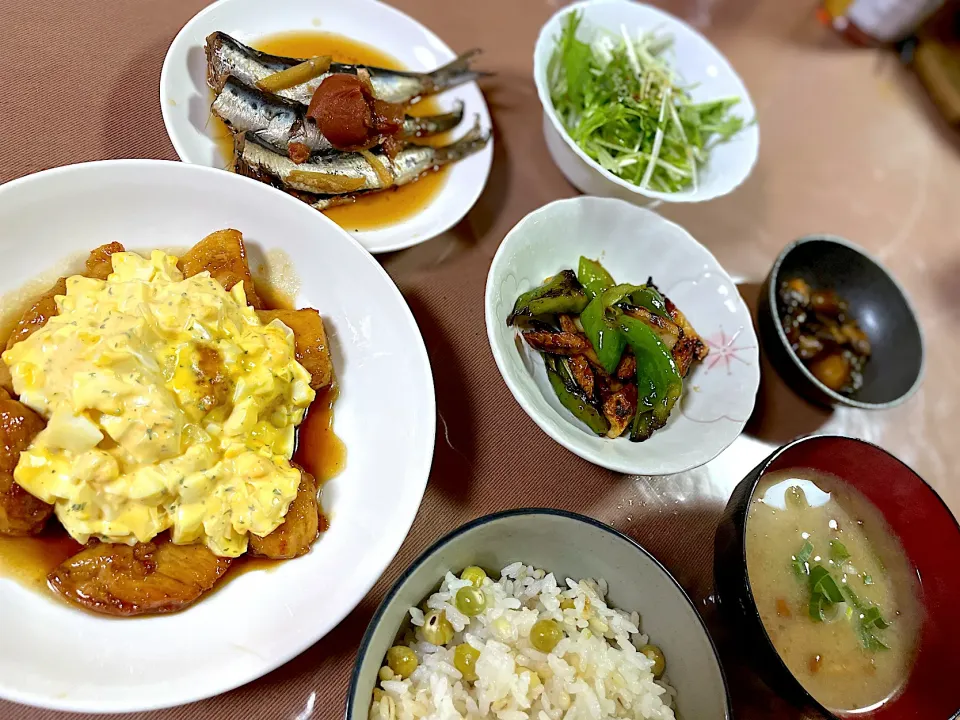 Snapdishの料理写真:豆ご飯　チキン南蛮　イワシの梅煮　ピーマンちくわのきんぴら　なめこ味噌汁|チャコぴーさん