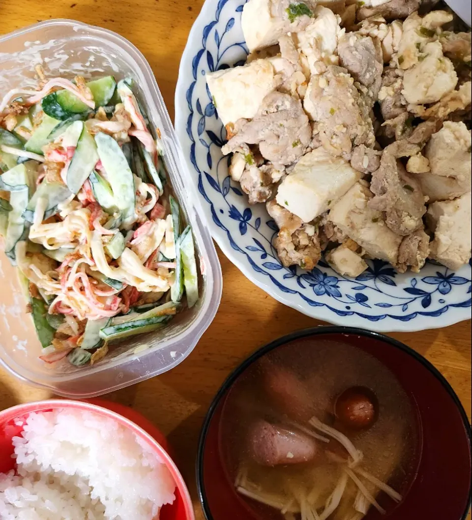 豚肉と豆腐の味噌にんにく炒め、カニカマときゅうりのマヨあえ、ソーセージとえのきの味噌汁|さきさん