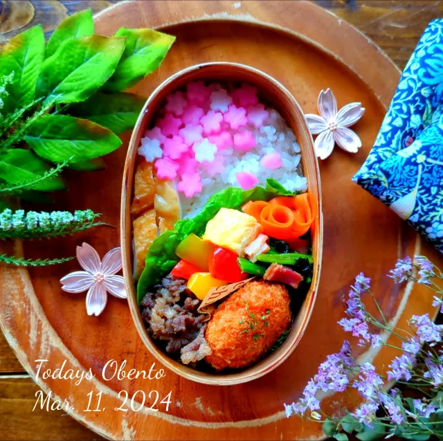 Snapdishの料理・レシピ写真:長女の受験弁当💕
本命受験の日✨

✾海老カツ
✾牛時雨煮（母作）
✾パプリカきんぴら
✾ほうれん草とベーコンのバターソテー
✾リボンにんじんマリネ
✾だし巻き卵
✾桜大根🌸

笑顔で帰ってきますように✨｜お花見🌸桜🌸お弁当