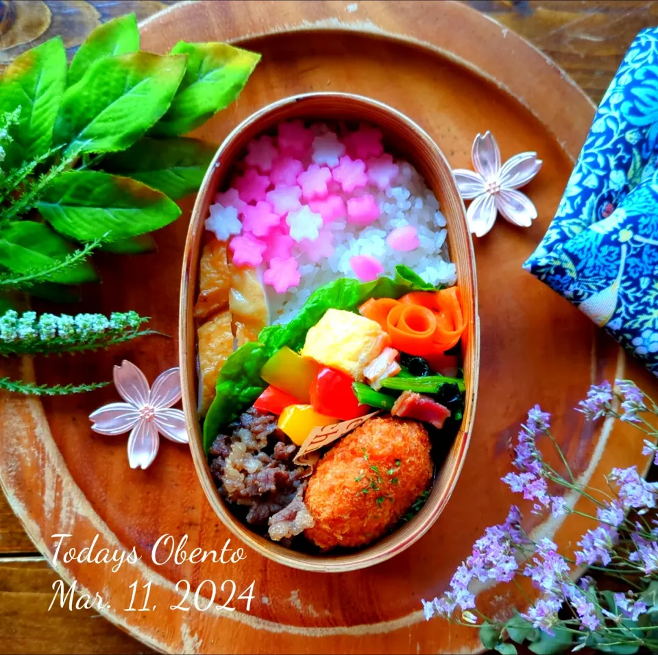 長女の受験弁当💕
本命受験の日✨

✾海老カツ
✾牛時雨煮（母作）
✾パプリカきんぴら
✾ほうれん草とベーコンのバターソテー
✾リボンにんじんマリネ
✾だし巻き卵
✾桜大根🌸

笑顔で帰ってきますように✨|さらママさん