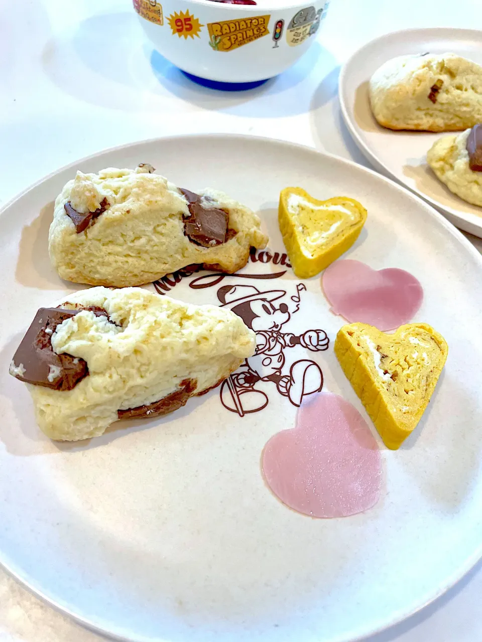 Snapdishの料理写真:〜バレンタイン当日の息子達の朝ごはん　チョコスコーン　幼児食〜2024.2.14|yuuさん