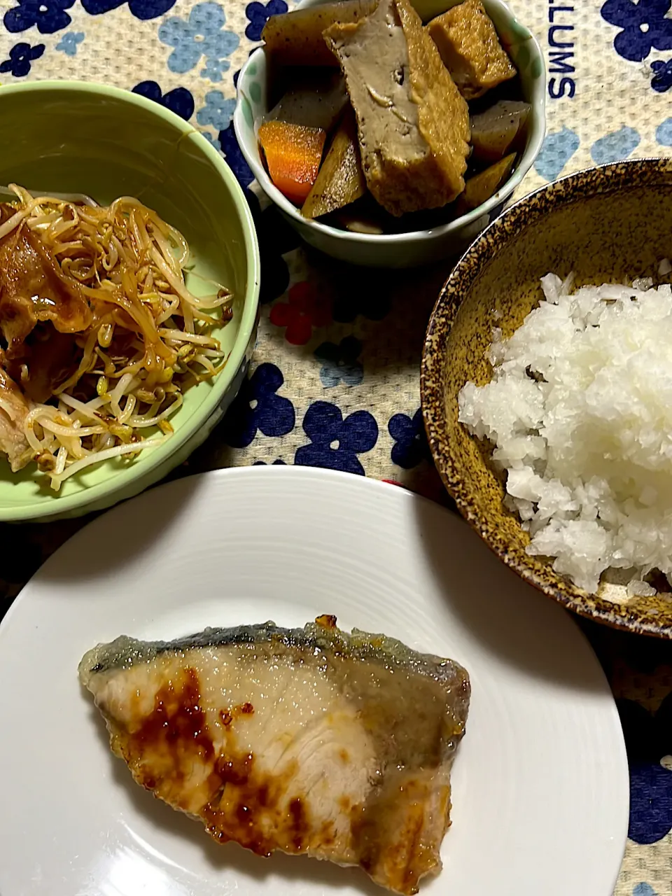 ブリの照り焼き　もやしと豚バラなオイスター炒め　煮物　大根おろし|4jinoanataさん