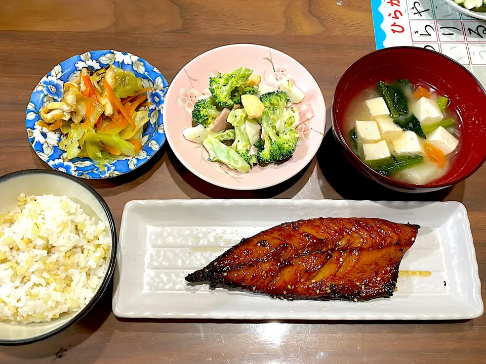 Snapdishの料理写真:鯖みりん　豆腐とほうれん草の味噌汁　ブロッコリーとハム卵のマヨ和え　キャベツと油揚げの炒め物|おさむん17さん