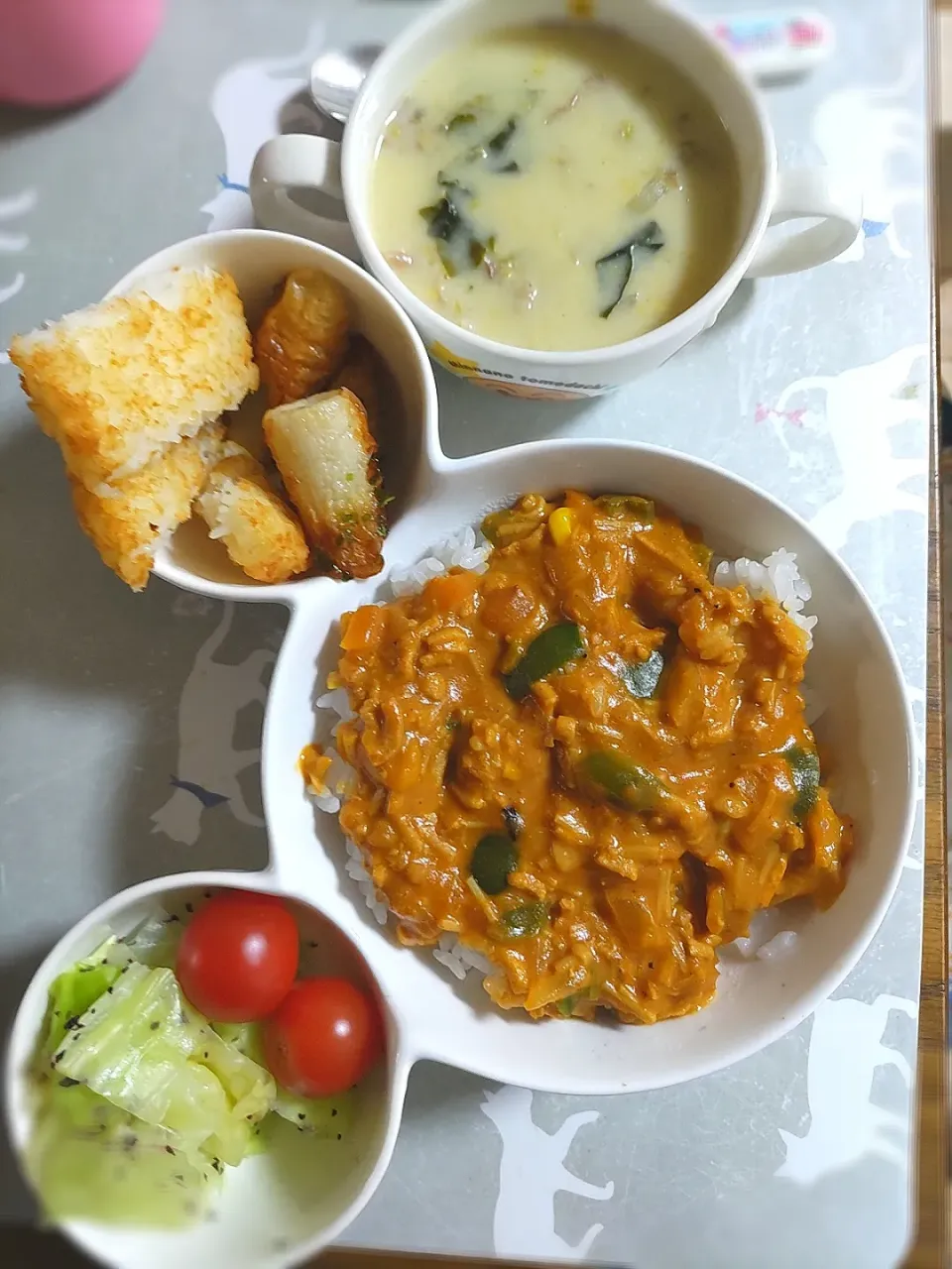 キーマカレー
ちくわ青のり炒め
ハッシュドポテト
キャベツゆかり和え
トマト
シチュー(義実家から)|うみママさん