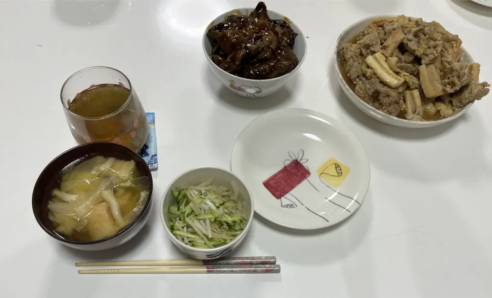 晩御飯☆中華炒め（白菜・冷凍イカ・豚こま）☆酢の物（もやし・胡瓜）☆レバーの甘辛煮☆みそ汁（キャベツ・厚揚げ・しめじ）|Saharaさん