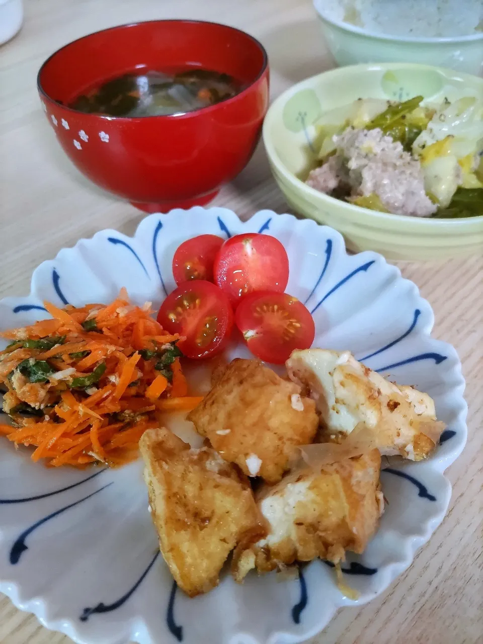 Snapdishの料理写真:ひき肉とキャベツの重ね蒸し
厚揚げとしょうがのおかか炒め
にんじんと大葉ツナサラダ|ちゃいさん