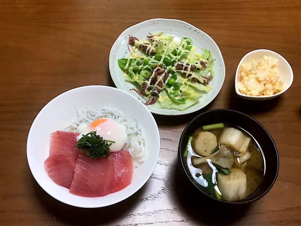 Snapdishの料理写真:しらすとマグロのどんぶり(温泉卵、大葉)|柚子きりかさん