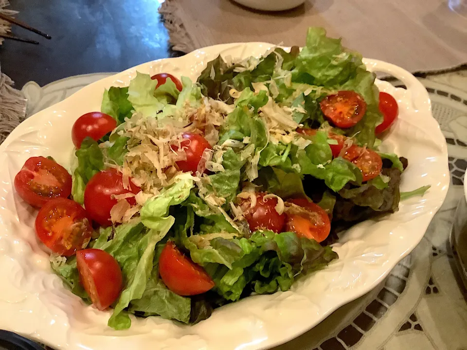 トマトとグリーンサラダ🥗😋|アライさんさん