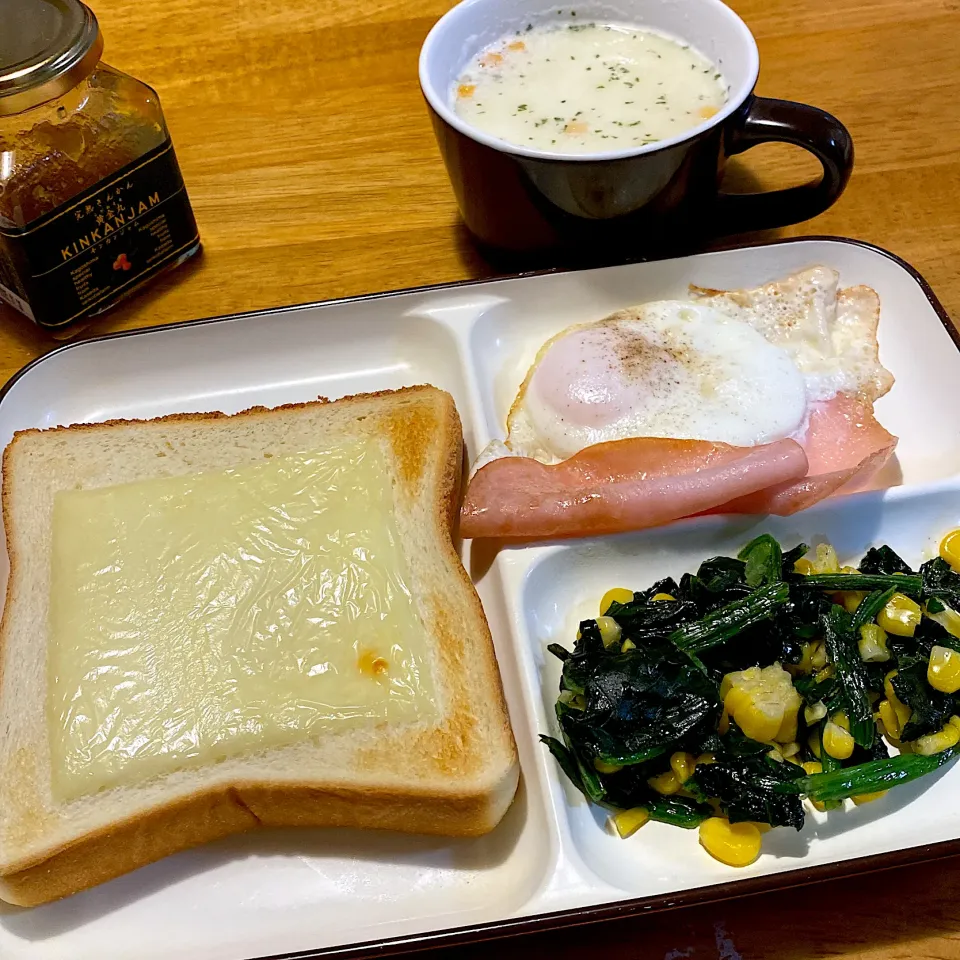 ハムエッグとチーズトースト朝食|もえさん