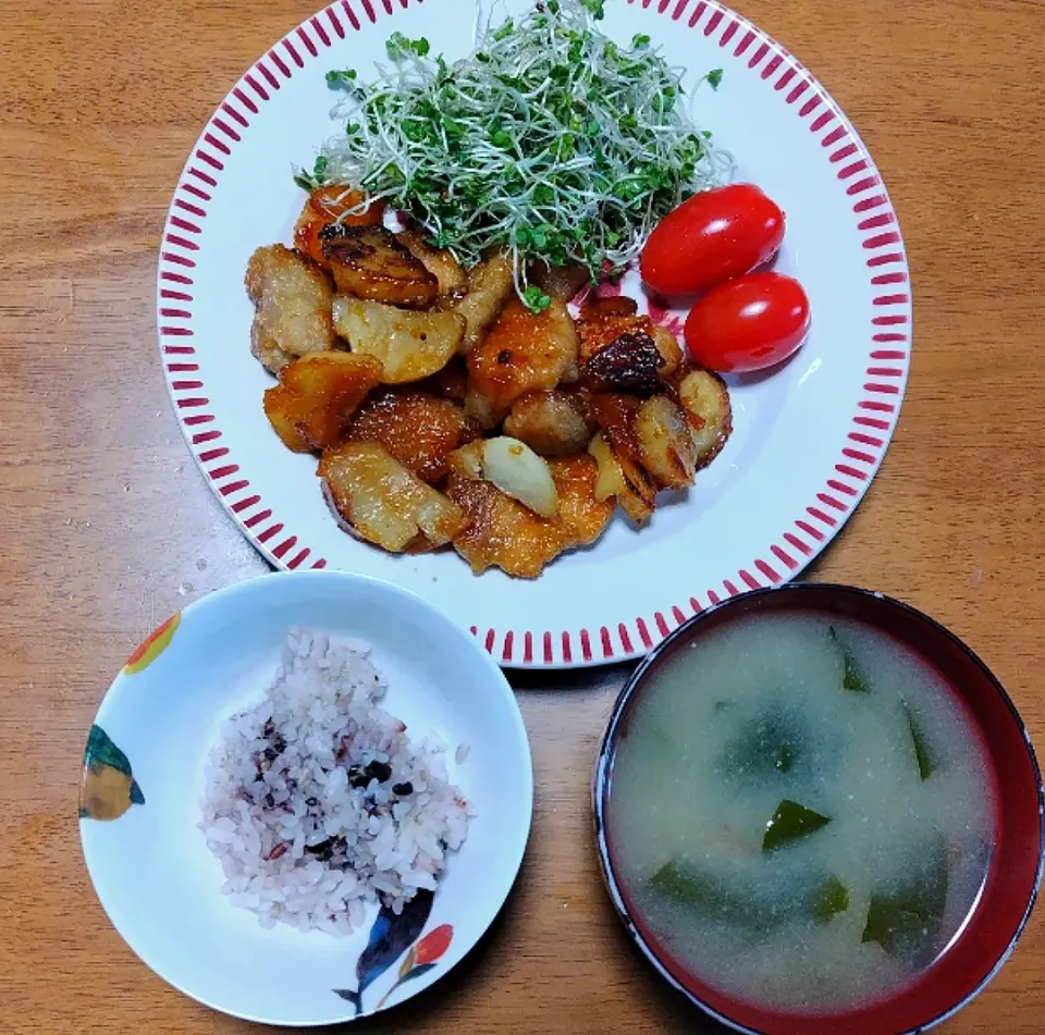 Snapdishの料理写真:2024 0311　ガリバタポテトチキン　サラダ　なめことわかめのお味噌汁|いもこ。さん