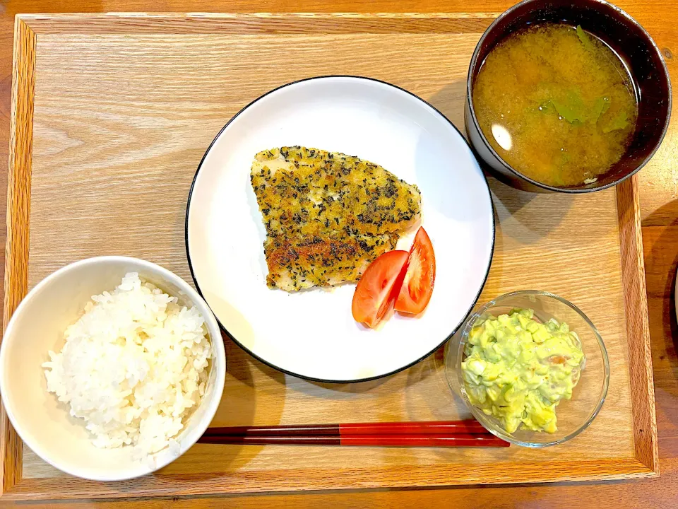 昨日の夜ご飯(バウガンジスのバジルチーズパン粉焼き、エビとアボカド野良タルタル大根の味噌汁)|cocomikaさん