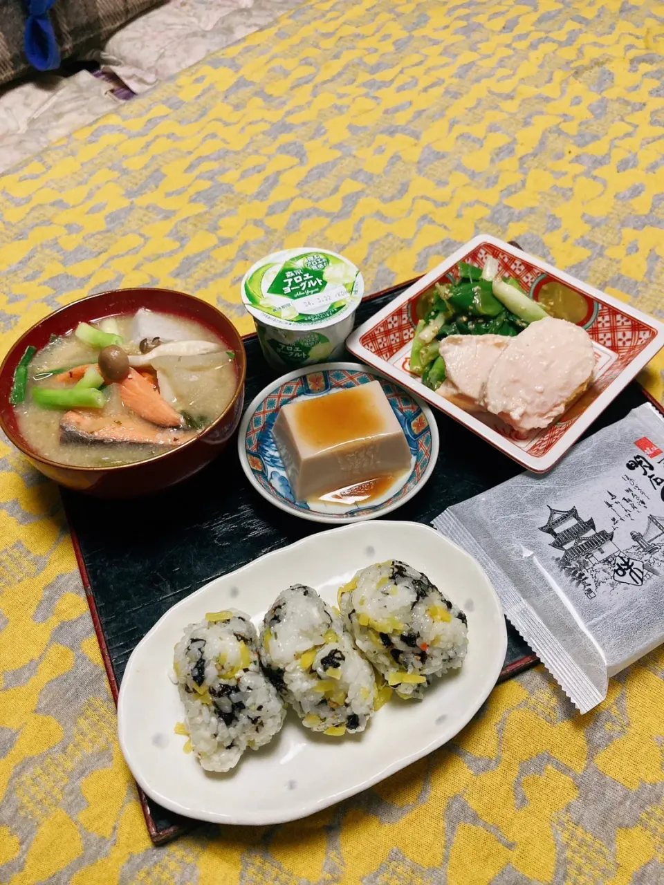 Snapdishの料理写真:grandmaの晩ごはん☆ 寒いから粕汁…
おネギの酢味噌和え…鶏ハム
おにぎりはチュモッパ…韓国おにぎりやって🇰🇷|kaoriさん