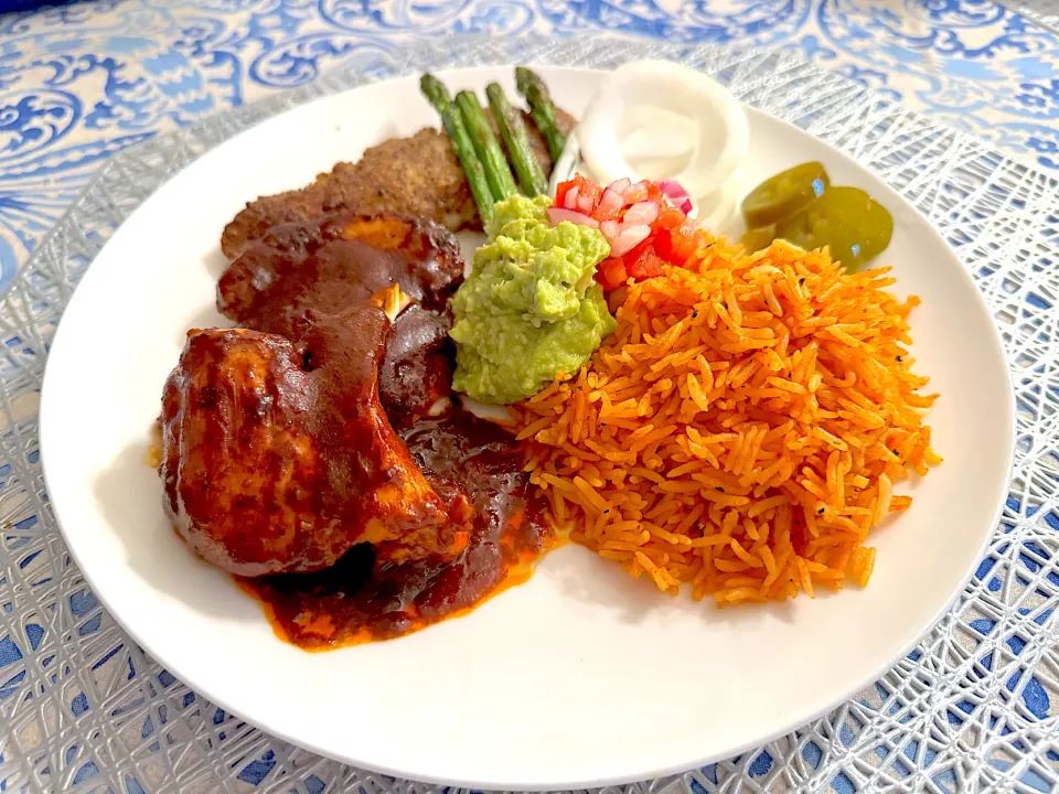 Snapdishの料理写真:pollo con mole y arroz mexicano.|Iwaoさん