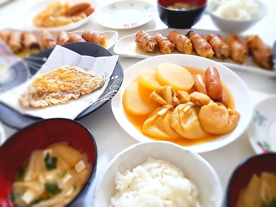 夕食(*ˊ˘ˋ*)
じゃがいもとエリンギの肉巻き
舌平目の唐揚げ
餅巾着と大根の煮物
おみそ汁(小松菜、玉ねぎ、豆腐、油揚げ)|プリン☆さん