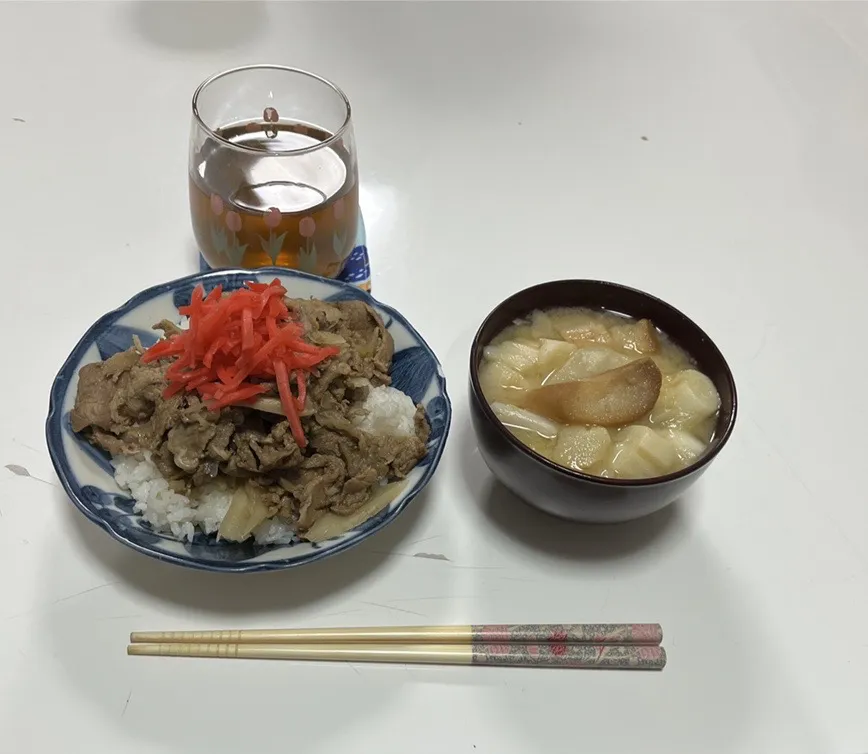 晩御飯☆牛丼（玉葱・牛コマ・ささがきごぼう）☆みそ汁（白菜・しめじ）|Saharaさん