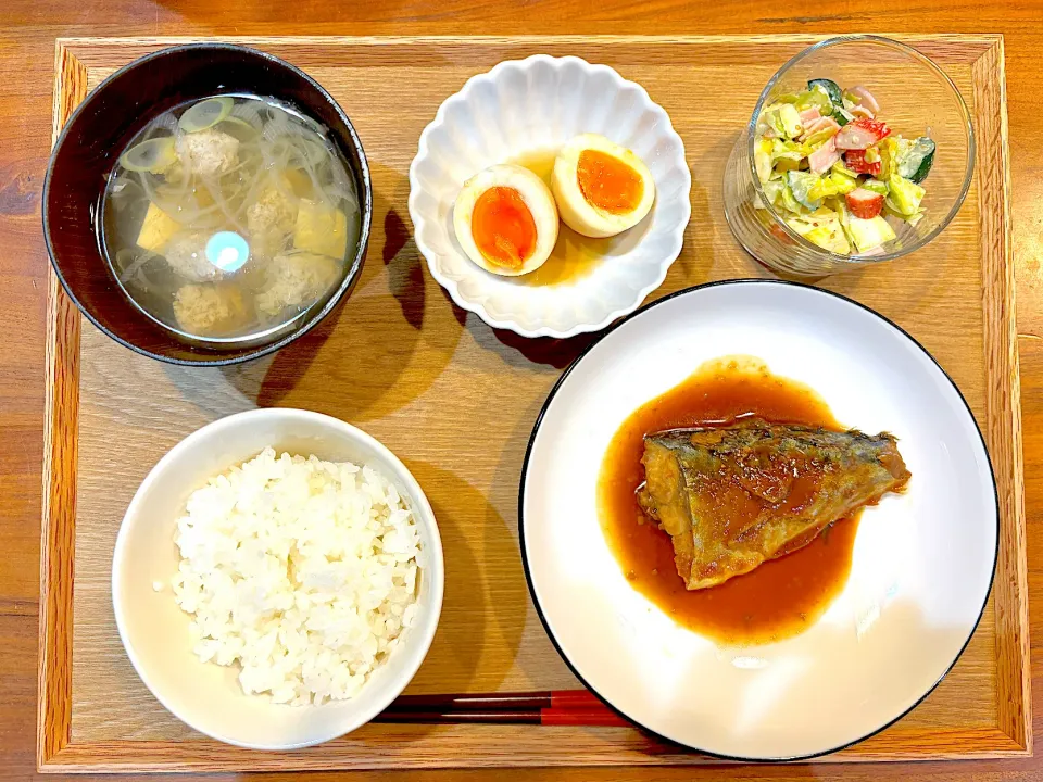 今日の夜ご飯(サバの味噌煮、ごまマヨコールスロー、煮卵、つみれ汁)|cocomikaさん