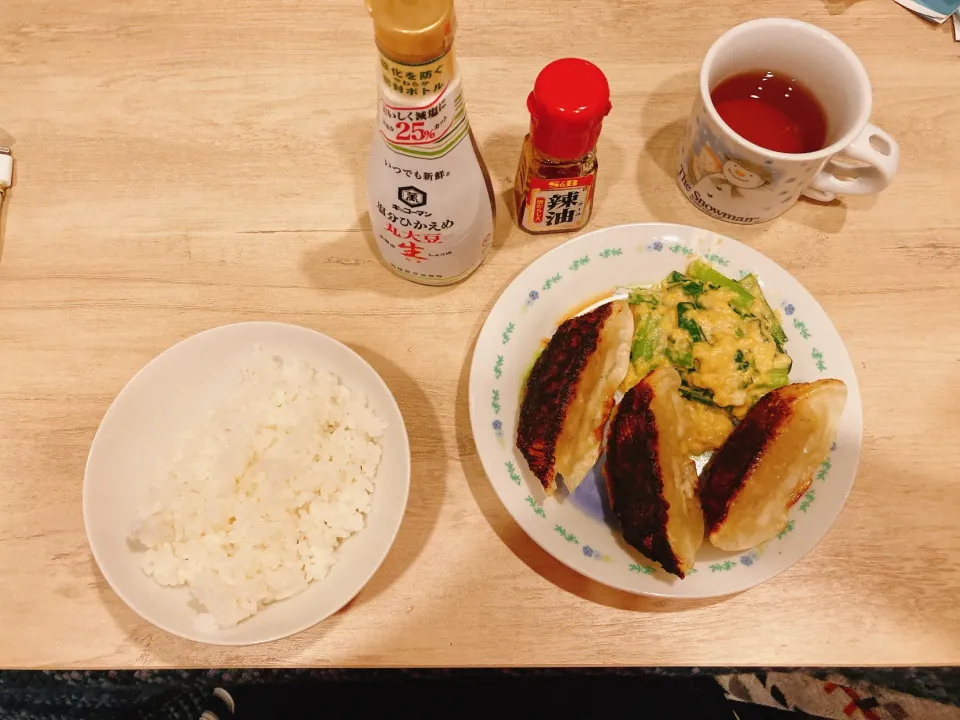 昼の残りの餃子ととろとろ卵小松菜|りょうさん