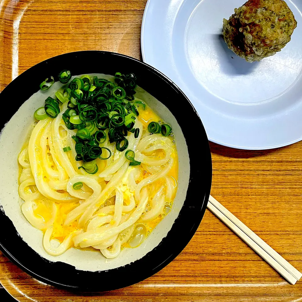 釜玉うどんとじゃが天　（山越うどん）|かおるさん