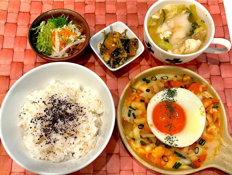 Snapdishの料理写真:中学生息子のお昼ご飯🍚 エビチリと餃子スープ🍚|Snow10さん