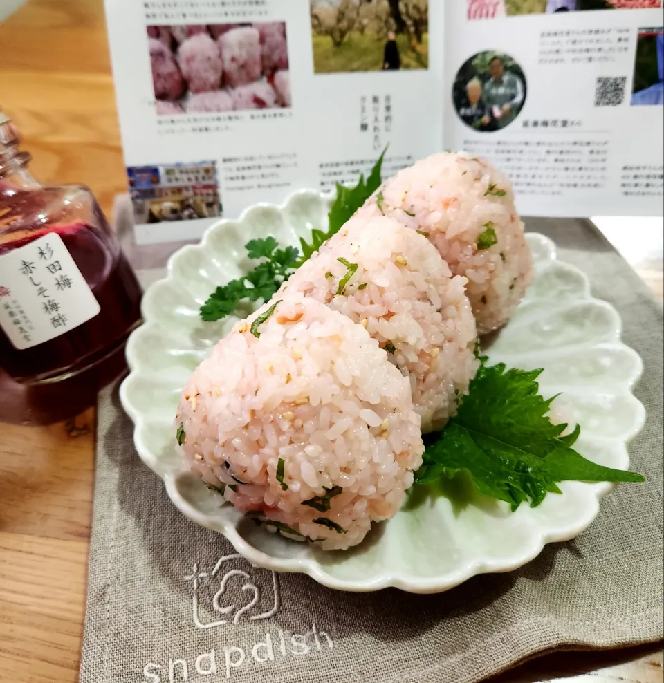 Snapdishの料理写真:梅酢の桃色おにぎり🍙|ナオミさん