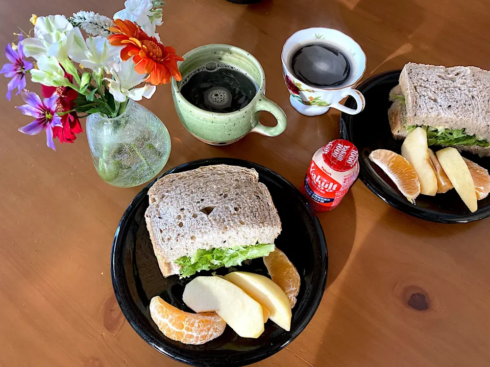 朝焼き米粉と全粒粉の胡麻食パンで🍞ツナとエンダイブのサンドイッチ🥪、デコポン、りんご、Yakult1000、タンポポ珈琲|さくたえさん