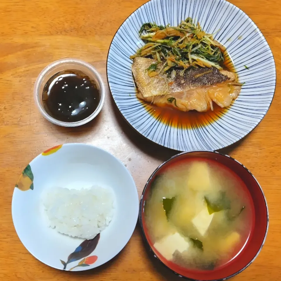 Snapdishの料理写真:2024 0312　鱈と水菜の煮付け　もずく　豆腐とわかめのお味噌汁|いもこ。さん