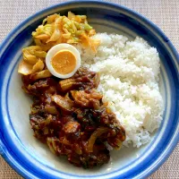 炊飯器で作るカレーと、カルディのアチャールスパイスで和えた春キャベツのレンジ蒸し🌼|oysmさん