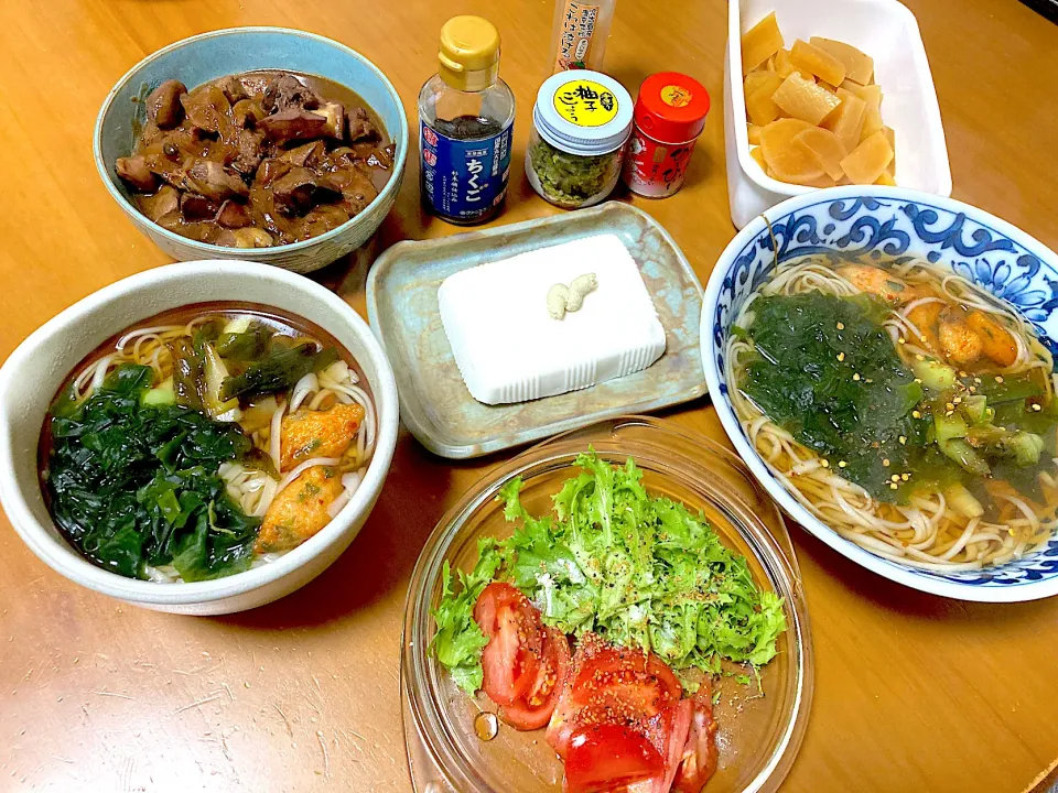 Snapdishの料理写真:全粒粉入り稲庭うどん、ピーナッツ豆腐、チョコちゃんに教えてもらった玉ねぎ入り鶏レバーの甘辛煮、トマトのサラダ、糠漬けたくわん|さくたえさん