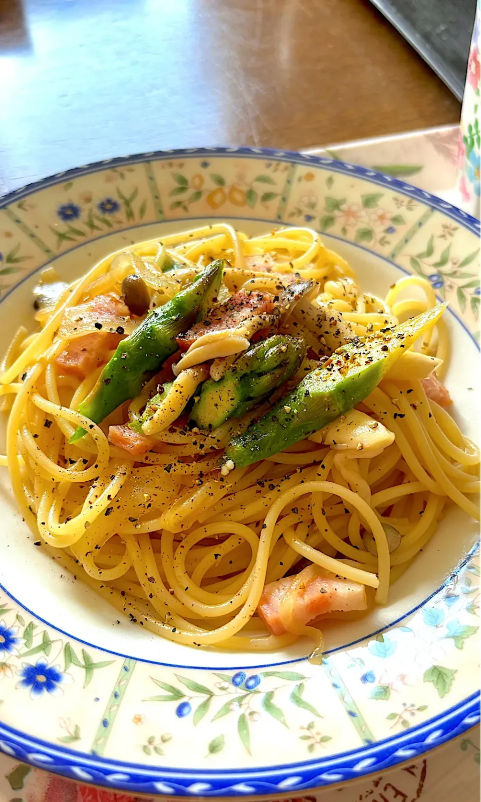 今日のランチ。ベーコンとアスパラのガリバタ醤油パスタ|ちはるさん