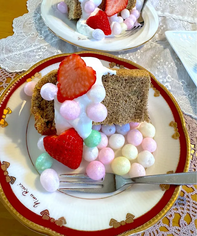 Snapdishの料理・レシピ写真:お雛祭りのデザートに
おいりとハートいちごのミルクティーシフォンケーキ✨❤️｜わが家のおひなまつりごはん特集！