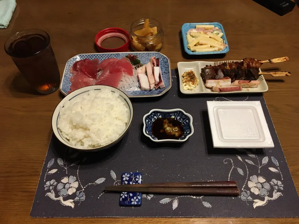 Snapdishの料理写真:ご飯、めばちまぐろの切り落とし、生きはだまぐろの切り落とし、ソフトみみいか、鳥もも＆ニンニク串、鳥レバー串、網焼きしたソフトみみいか、納豆＆板海苔＆鮪で海苔巻き、マカロニサラダ、沢庵、烏龍茶(夕飯)|enarinさん