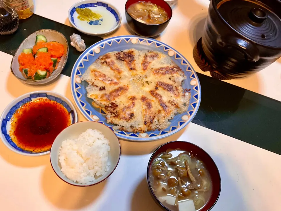 Snapdishの料理写真:餃子の晩御飯
手作り柚子胡椒と酢にタレと醤油と酢と辣油のタレで食べ比べ。
ナメコと豆腐のお味噌汁
#オイキムチ
#お家で餃子
#柚子胡椒酢|Takeshi  Nagakiさん