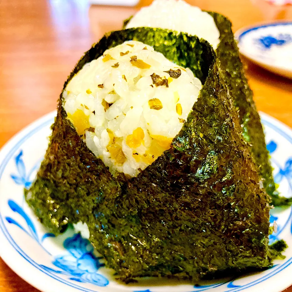 Snapdishの料理写真:塩おむすび🍙高菜漬けおむすび🍀|まいりさん