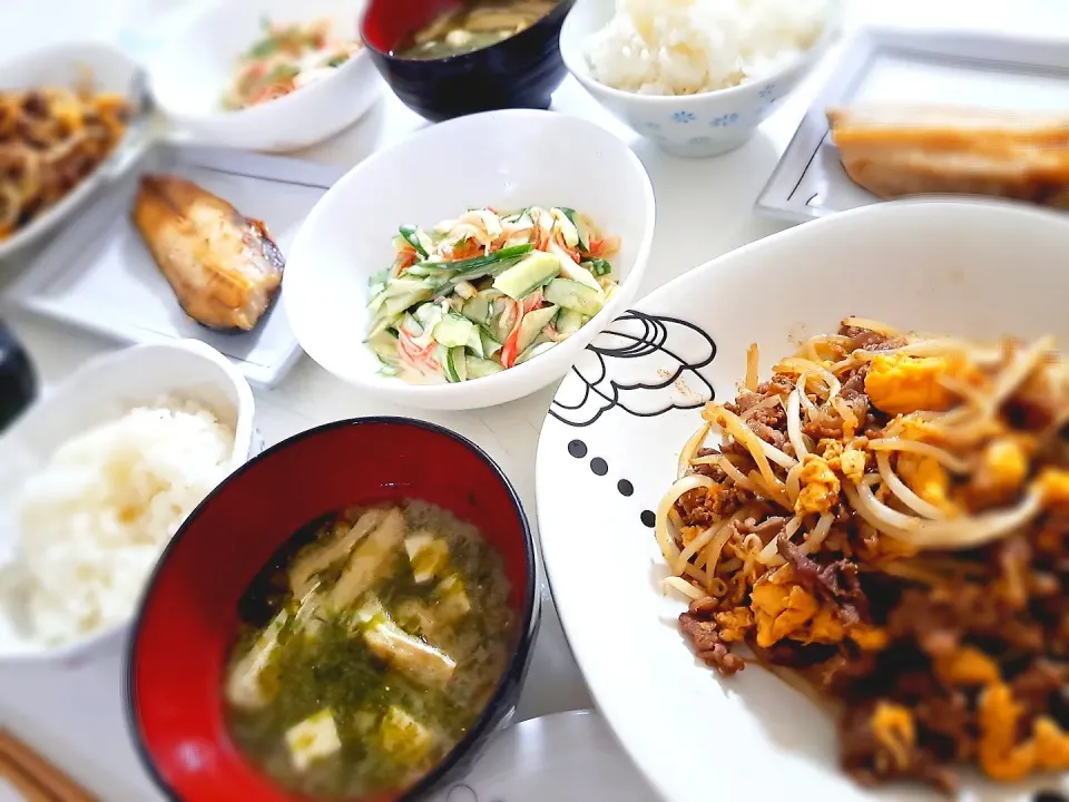 夕食(*ˊ˘ˋ*)
牛肉ともやしの卵炒め
ホッケ焼
きゅうりとカニカマサラダ🥗 ͛.*
おみそ汁(生のり、豆腐、油揚げ)|プリン☆さん