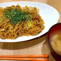 Snapdishの料理写真:空手に行く前の軽食焼きそば➕味噌汁