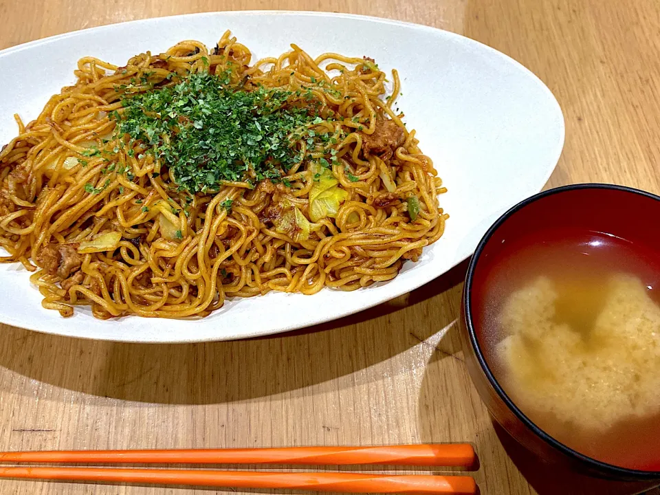 空手に行く前の軽食焼きそば➕味噌汁|りえはるさん