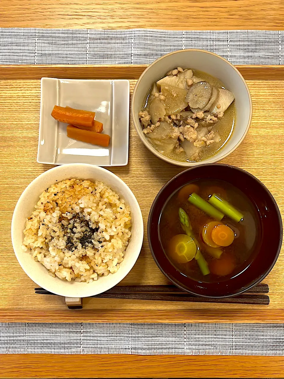 Snapdishの料理写真:鶏ひき肉と根菜の煮物/カラフル人参とアスパラのお味噌汁|Atelier Sekiさん