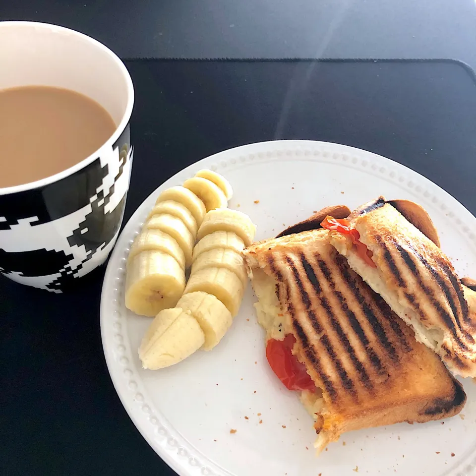 10:43 フレッシュトマトとチーズサンド🥪|へれ子さん