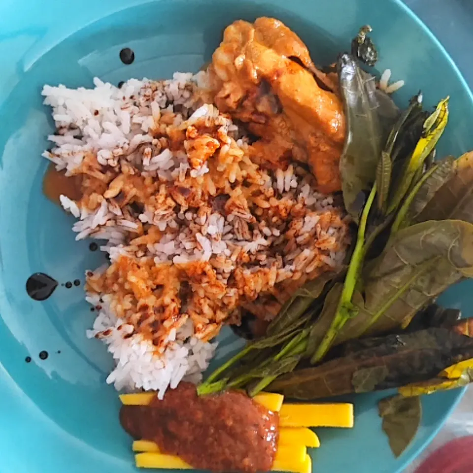 Nasi Campur
- Chicken curry
- Salad
- Sambal Belacan
- Soy Sauce|simatasepetさん