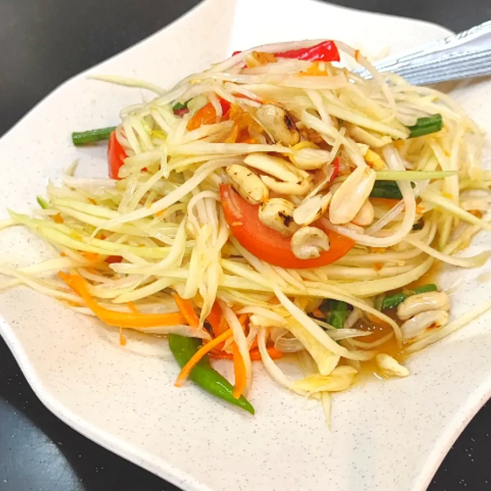 Snapdishの料理写真:Somtam Salad|simatasepetさん