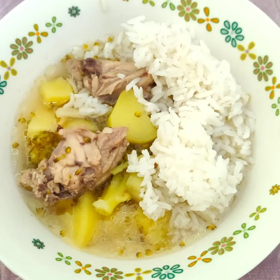 Snapdishの料理写真:Rice chicken soup with potato|simatasepetさん