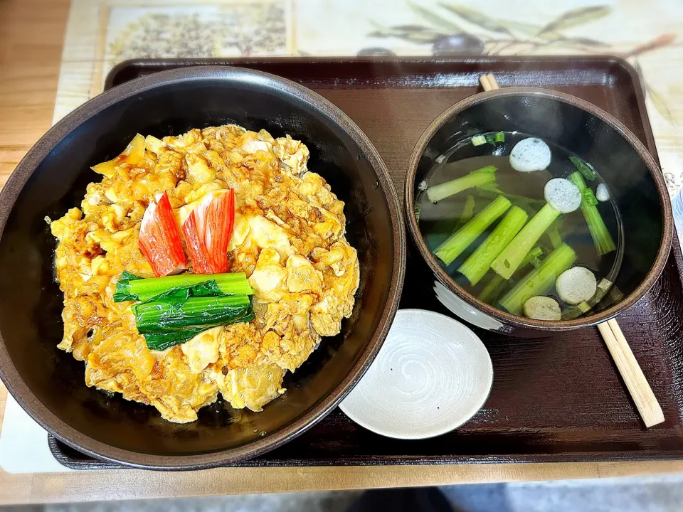 たぬき丼（とり肉、たまご、玉ねぎ、揚げ玉） ¥650|Blue Moon Caféさん